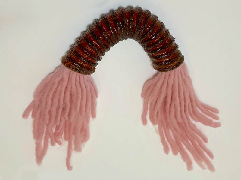 Happy Guts (2021) 
Wire, Wool Yarn and Resin